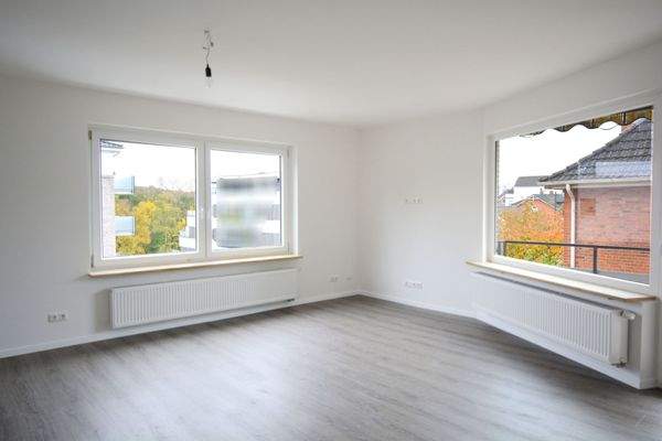 Wohn-/Esszimmer mit Balkonzugang