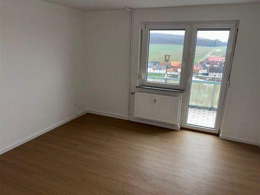 Wohnzimmer mit Balkon 