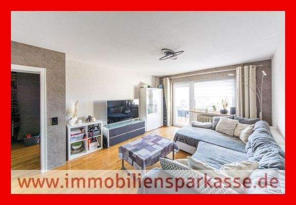 Wohnzimmer mit Zugang zum Balkon