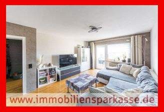 Wohnzimmer mit Zugang zum Balkon