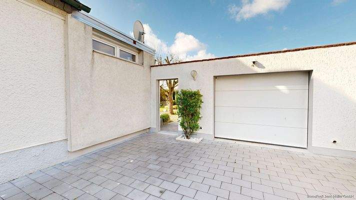 Garage und Zugang zum Garten