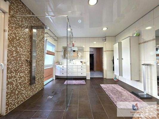 Mastebad mit großer Dusche und Whirlpoolwanne