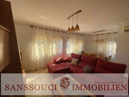 großzügiges Wohnzimmer