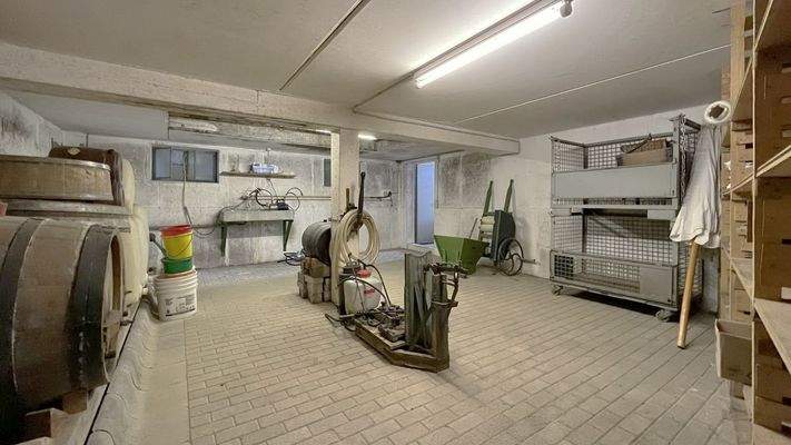 Die Garage verfügt über ein Untergeschoss mit Einb