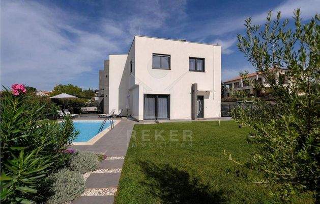 Hochmoderne Haushälfte in malerischer Umgebung