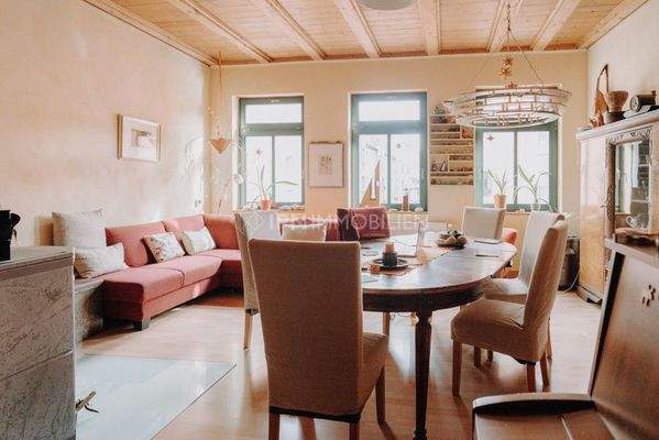 Wohnzimmer mit Kamin