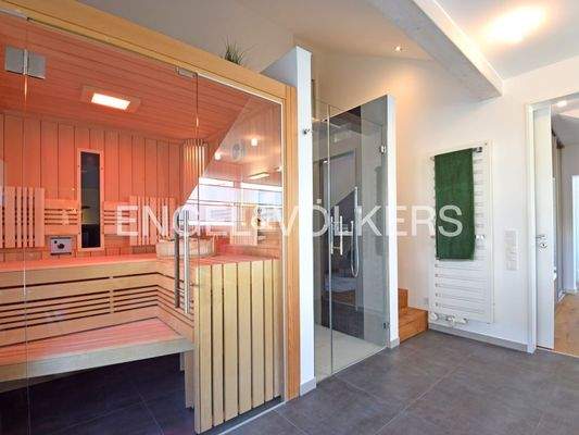 Maßgefertigte Sauna & Walk-In-Dusche für die Wellnessmomente zuhause