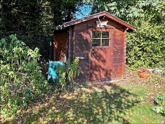 Kleine Gartenhütte für Rasenmäher & Co.