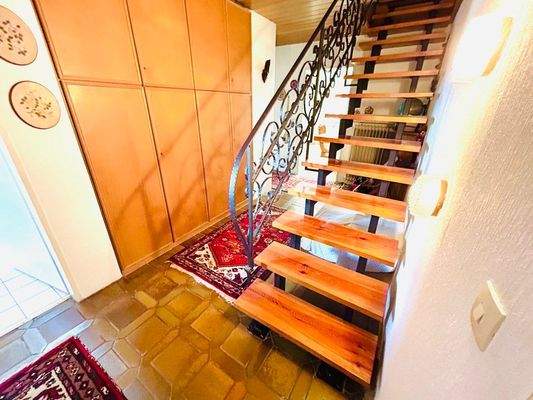 Die Treppe zum Dachgeschoss Ihres hinteren Haus(teil)es - mit Einliegerwohnung