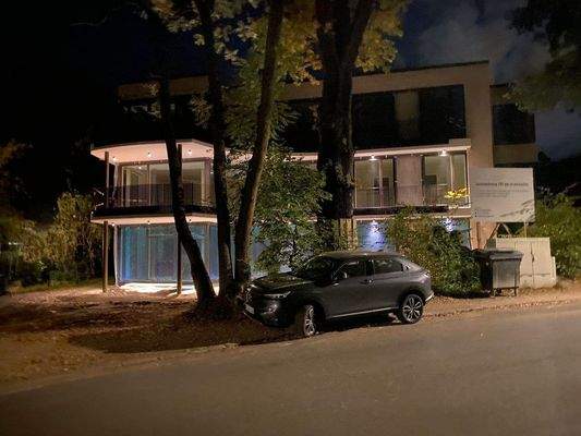 Gebäudeansicht bei Nacht