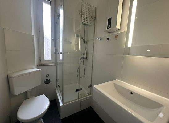 Modernes Badezimmer