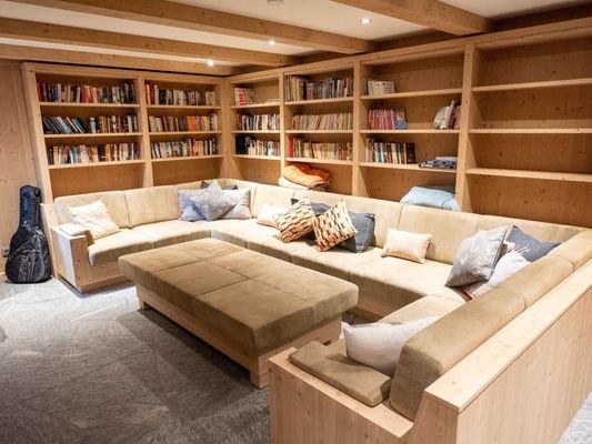 Fernsehraum und Bibliothek