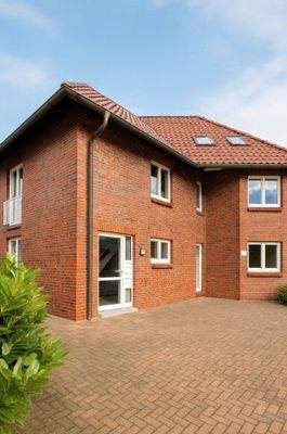 Hausansicht mit Stellplätze