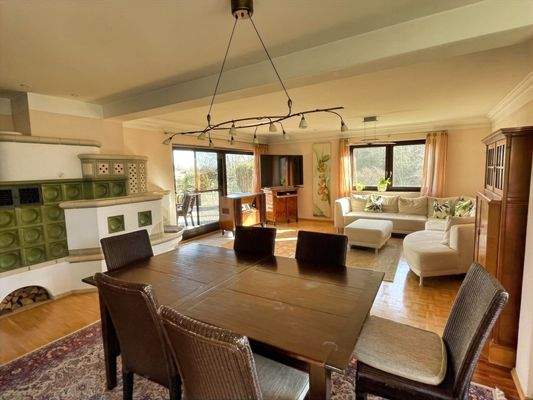 Lichtdurchfluteter Wohn- und Essbereich