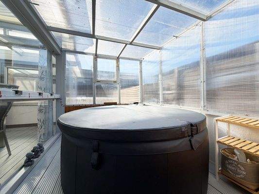 EG Wintergarten: Geschützter Platz für Wellnessmomente mit Whirlpool zu jeder Jahreszeit