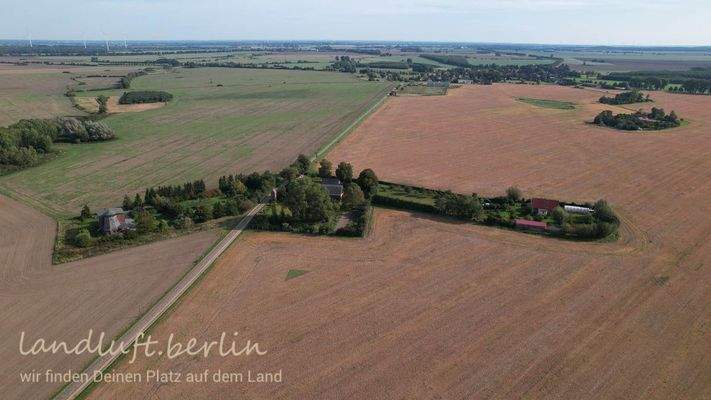 Die drei Grundstücke nach Osten, im Hintergrund der Ort.jpg