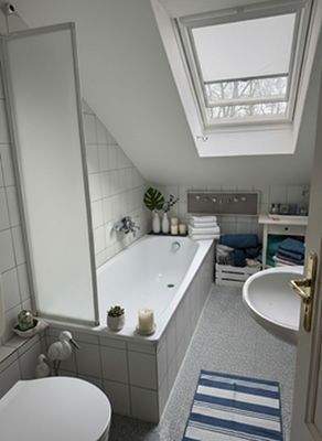 V | OG-Bad mit Badewanne