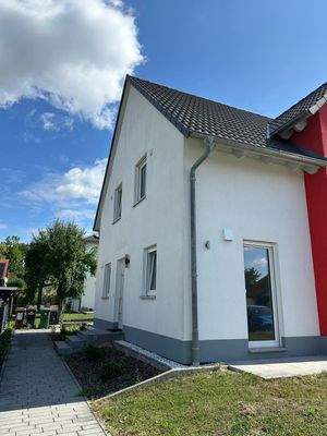 2025-09_MH von vorne mit Haustür seitlich