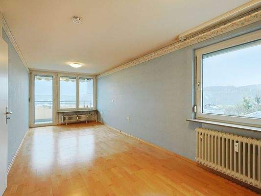 Großzügiger Schlafbereich mit Zugang zum Balkon