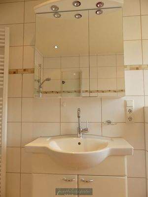 Badezimmer - praktischer und schicker Waschtisch