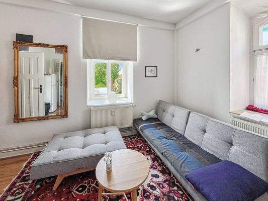 Wohnzimmer mit offener Küche