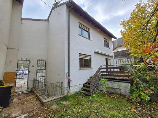 Hausansicht mit Garten und Terrasse hinten