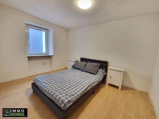 Schlafzimmer 1 OG.jpg