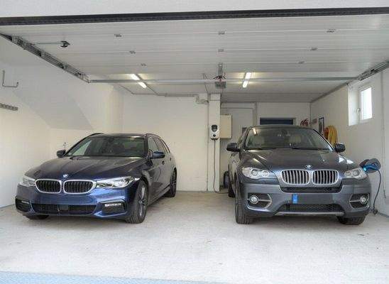 Doppelgarage: die Autos sind KI generiert