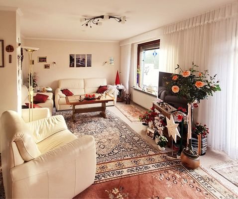 Das schöne, helle Wohnzimmer mit Blick auf die Terrasse und den großen Garten