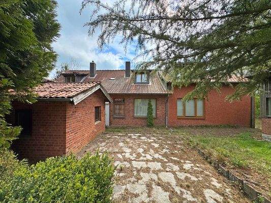 Gebäude mit Anbau und Terrasse