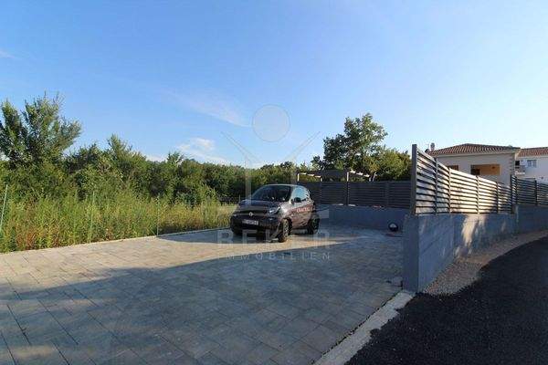 Großer Hof vor der Immobilie