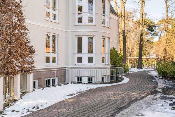 Seitliche Zufahrt zum Parkplatz