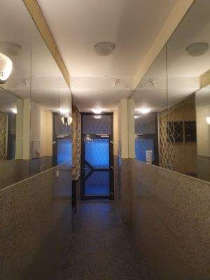 Spiegelnde Treppenhausansicht