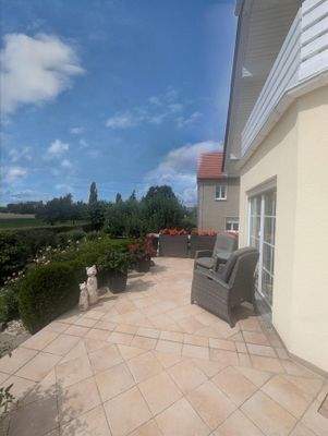 Terrasse auf der Rückseite des Wohnhauses (Westausrichtung)