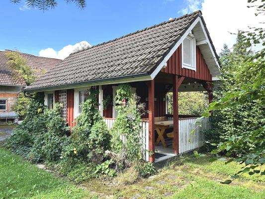 Ihr Platz zum Entspannen und Feiern... das große Gartenhaus mit Pergola im schwedischen Baustil