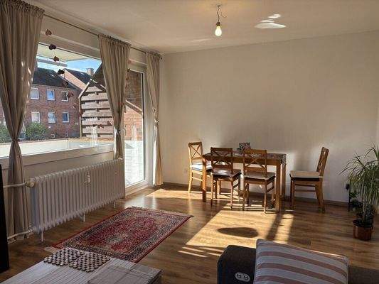 Esszimmer mit Zugang zum Balkon