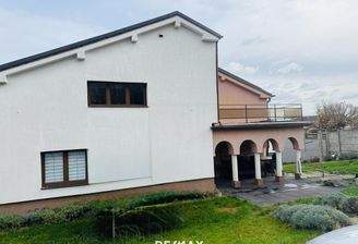 Ansicht Eingangsbereich/ Zufahrt mit dem KFZ