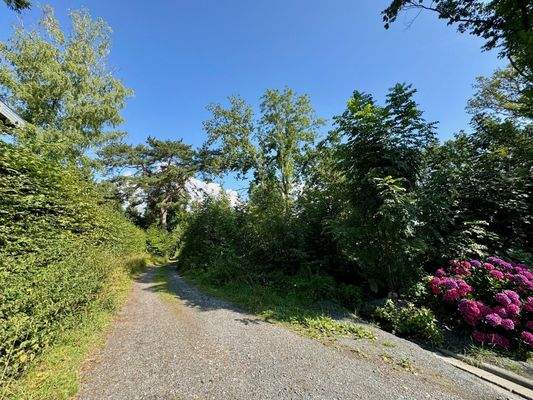 Grundstück mit Zufahrtsstraße