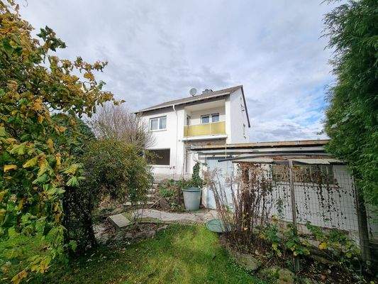 Gartenseite mit Garage