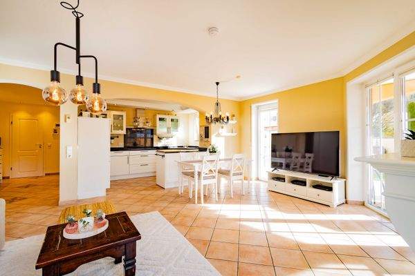 ...mit Essbereich und offener Küche