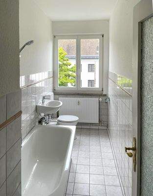 Tageslichtbad mit Badewanne