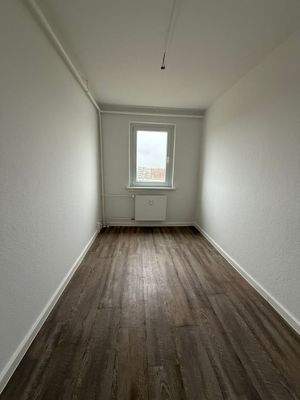 Schmales Zimmer mit Fenster