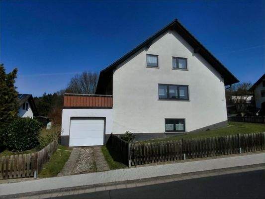 Seitenansicht mit Garage