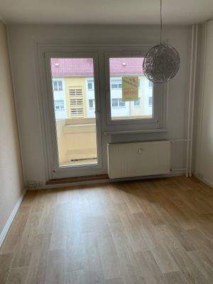 Wohnzimmer mit Blick zum Balkon.jpg