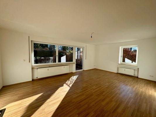 Wohnzimmer mit Zugang zur Terrasse und Garten