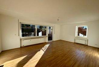 Wohnzimmer mit Zugang zur Terrasse und Garten