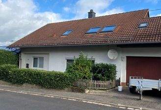 Straßenansicht mit Garage