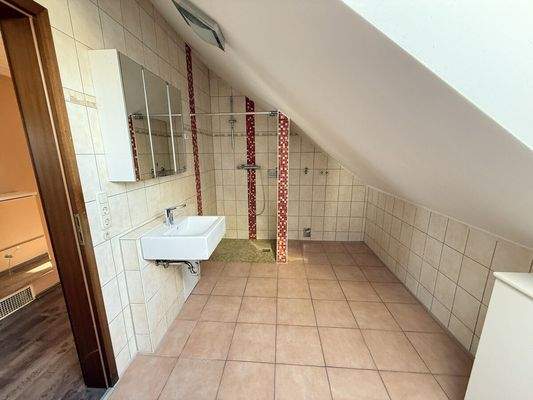 Bad mit Dusche und WM-Anschluß