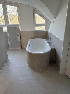 Bad mit Wanne und Dusche