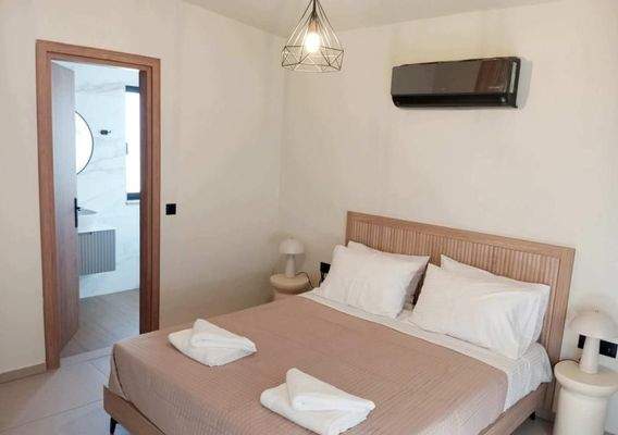 Kreta, Ligides: Großes modernes Haus in der Nähe des Agia-Sees zu verkaufen